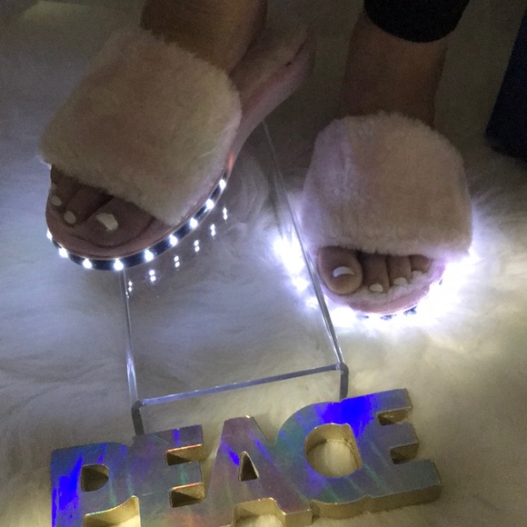 Fur Slippers With Lights - Picture 6 of 8